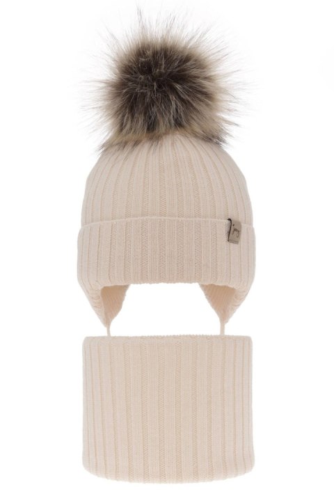 Czapka i komin dla dziewczynki zimowy komplet, jasnobeżowy, wiązany, 100% wełniany merino, z pomponem Junika Czapka i komin dla dziewczynki zimowy komplet, jasnobeżowy, wiązany, 100% wełniany merino, z pomponem Junika