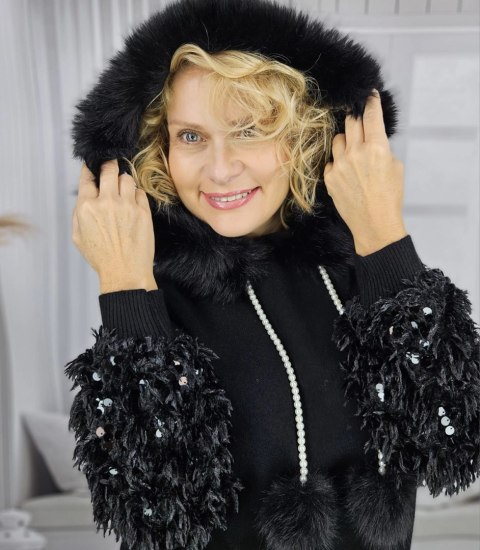 Ciepły sweter bluza z kapturem odpinanym futerkiem i piórami BOMBAY (Czarny) Ciepły sweter bluza z kapturem odpinanym futerkiem i piórami BOMBAY (Czarny)