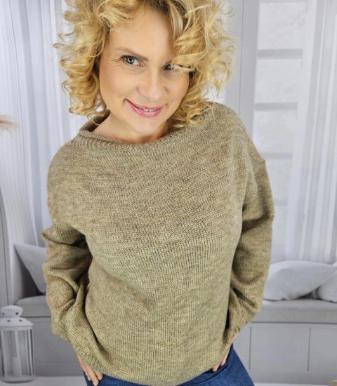Ciepły sweter damski oversize dekolt łódka MARLENA (Beżowy) Ciepły sweter damski oversize dekolt łódka MARLENA (Beżowy)
