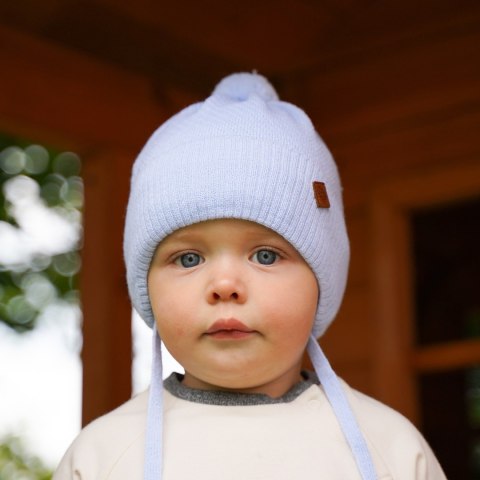 Czapka jesienna, wiosenna dla chłopca, szara, wiązana, z pomponem Halmin Czapka jesienna, wiosenna dla chłopca, szara, wiązana, z pomponem Halmin