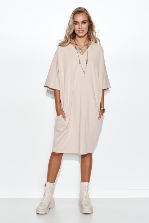 SUKIENKA DRESOWA OVERSIZE Z APLIKACJĄ NA RĘKAWIE CIEMNY BEŻ M708 SUKIENKA DRESOWA OVERSIZE Z APLIKACJĄ NA RĘKAWIE CIEMNY BEŻ M708
