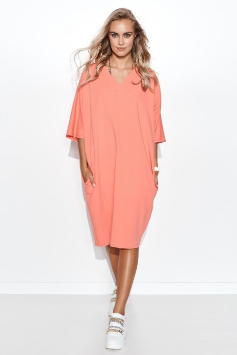 SUKIENKA DRESOWA OVERSIZE Z APLIKACJĄ NA RĘKAWIE CIEMNY BEŻ M708 SUKIENKA DRESOWA OVERSIZE Z APLIKACJĄ NA RĘKAWIE CIEMNY BEŻ M708