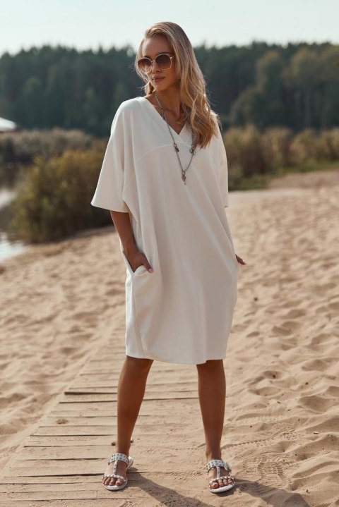 SUKIENKA DRESOWA OVERSIZE Z APLIKACJĄ NA RĘKAWIE CIEMNY BEŻ M708 SUKIENKA DRESOWA OVERSIZE Z APLIKACJĄ NA RĘKAWIE CIEMNY BEŻ M708