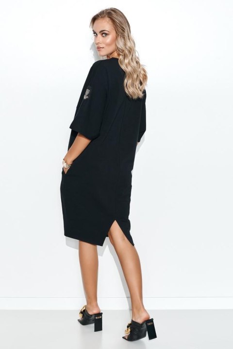 SUKIENKA DRESOWA OVERSIZE Z APLIKACJĄ NA RĘKAWIE CIEMNY BEŻ M708 SUKIENKA DRESOWA OVERSIZE Z APLIKACJĄ NA RĘKAWIE CIEMNY BEŻ M708