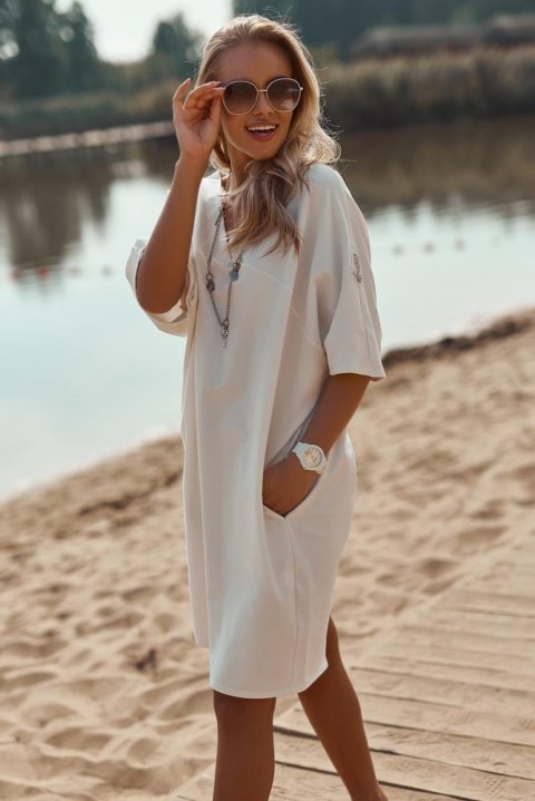 SUKIENKA DRESOWA OVERSIZE Z APLIKACJĄ NA RĘKAWIE CIEMNY BEŻ M708 SUKIENKA DRESOWA OVERSIZE Z APLIKACJĄ NA RĘKAWIE CIEMNY BEŻ M708
