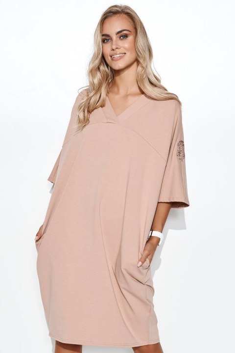 SUKIENKA DRESOWA OVERSIZE Z APLIKACJĄ NA RĘKAWIE CIEMNY BEŻ M708 SUKIENKA DRESOWA OVERSIZE Z APLIKACJĄ NA RĘKAWIE CIEMNY BEŻ M708