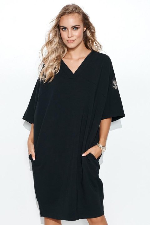 SUKIENKA DRESOWA OVERSIZE Z APLIKACJĄ NA RĘKAWIE CIEMNY BEŻ M708 SUKIENKA DRESOWA OVERSIZE Z APLIKACJĄ NA RĘKAWIE CIEMNY BEŻ M708