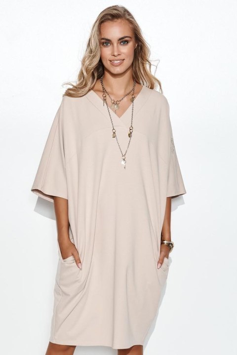 SUKIENKA DRESOWA OVERSIZE Z APLIKACJĄ NA RĘKAWIE CIEMNY BEŻ M708 SUKIENKA DRESOWA OVERSIZE Z APLIKACJĄ NA RĘKAWIE CIEMNY BEŻ M708