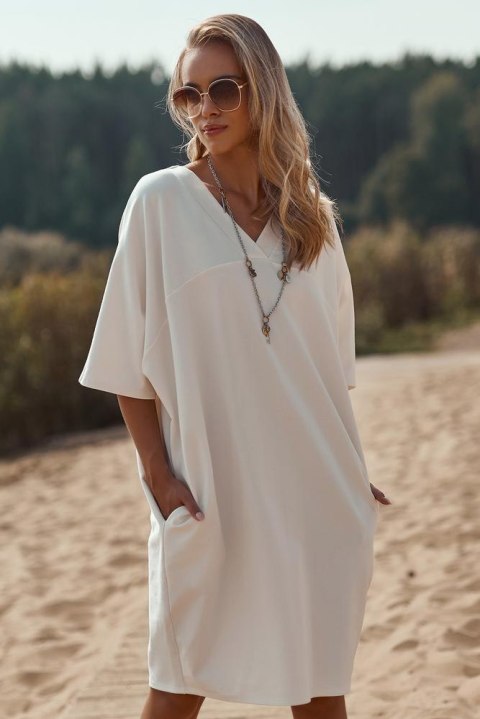 SUKIENKA DRESOWA OVERSIZE Z APLIKACJĄ NA RĘKAWIE CIEMNY BEŻ M708 SUKIENKA DRESOWA OVERSIZE Z APLIKACJĄ NA RĘKAWIE CIEMNY BEŻ M708