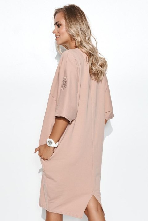 SUKIENKA DRESOWA OVERSIZE Z APLIKACJĄ NA RĘKAWIE CIEMNY BEŻ M708 SUKIENKA DRESOWA OVERSIZE Z APLIKACJĄ NA RĘKAWIE CIEMNY BEŻ M708