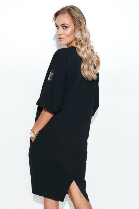 SUKIENKA DRESOWA OVERSIZE Z APLIKACJĄ NA RĘKAWIE CIEMNY BEŻ M708 SUKIENKA DRESOWA OVERSIZE Z APLIKACJĄ NA RĘKAWIE CIEMNY BEŻ M708