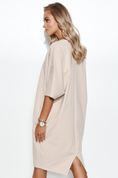 SUKIENKA DRESOWA OVERSIZE Z APLIKACJĄ NA RĘKAWIE CIEMNY BEŻ M708 SUKIENKA DRESOWA OVERSIZE Z APLIKACJĄ NA RĘKAWIE CIEMNY BEŻ M708