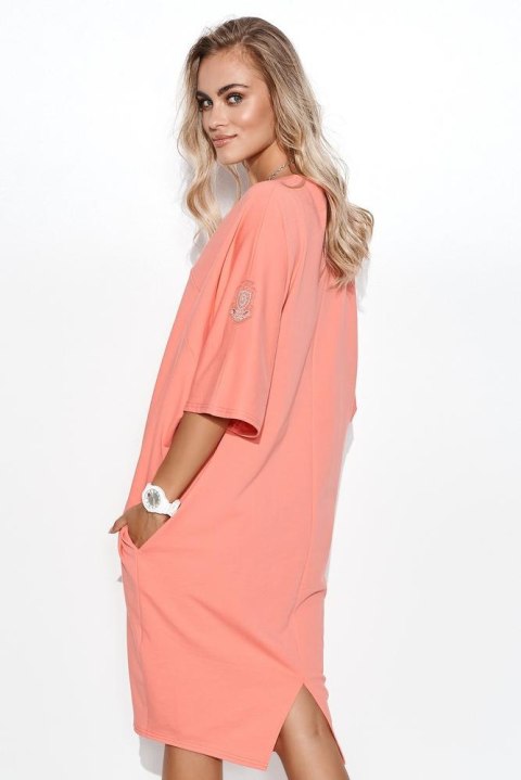 SUKIENKA DRESOWA OVERSIZE Z APLIKACJĄ NA RĘKAWIE CIEMNY BEŻ M708 SUKIENKA DRESOWA OVERSIZE Z APLIKACJĄ NA RĘKAWIE CIEMNY BEŻ M708