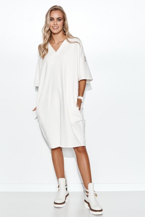 SUKIENKA DRESOWA OVERSIZE Z APLIKACJĄ NA RĘKAWIE CIEMNY BEŻ M708 SUKIENKA DRESOWA OVERSIZE Z APLIKACJĄ NA RĘKAWIE CIEMNY BEŻ M708