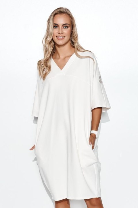 SUKIENKA DRESOWA OVERSIZE Z APLIKACJĄ NA RĘKAWIE CIEMNY BEŻ M708 SUKIENKA DRESOWA OVERSIZE Z APLIKACJĄ NA RĘKAWIE CIEMNY BEŻ M708