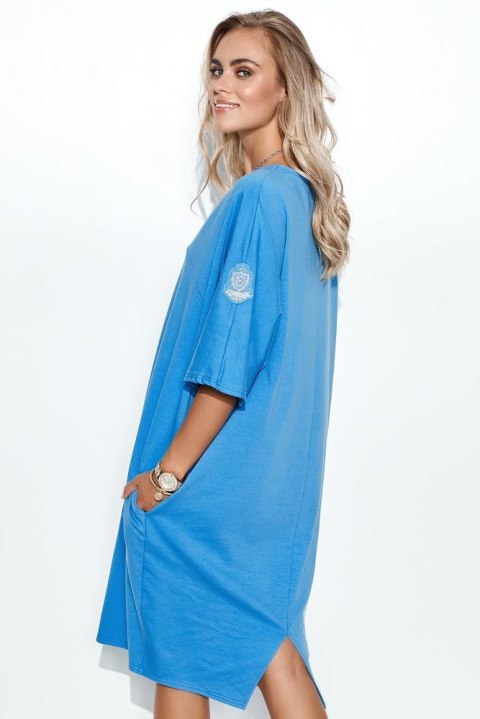SUKIENKA DRESOWA OVERSIZE Z APLIKACJĄ NA RĘKAWIE CIEMNY BEŻ M708 SUKIENKA DRESOWA OVERSIZE Z APLIKACJĄ NA RĘKAWIE CIEMNY BEŻ M708