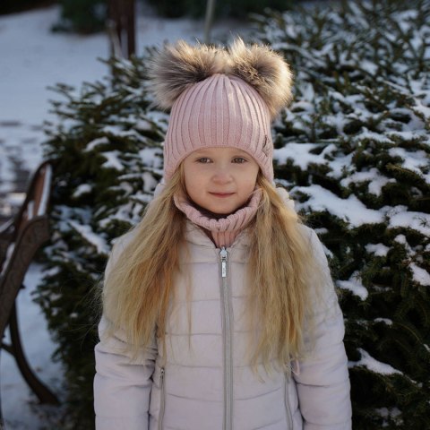 Czapka i komin dla dziewczynki zimowy komplet, beżowy, z dwoma pomponami, wiązany Telisa Czapka i komin dla dziewczynki zimowy komplet, beżowy, z dwoma pomponami, wiązany Telisa