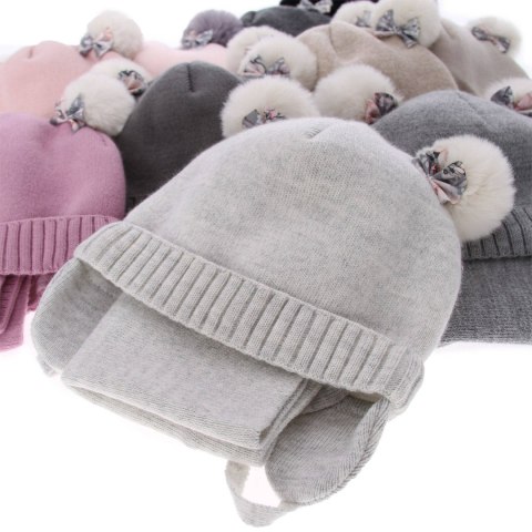 Czapka i komin dla dziewczynki zimowy komplet, czarny, z dwoma pomponami, wiązany Lilo Czapka i komin dla dziewczynki zimowy komplet, czarny, z dwoma pomponami, wiązany Lilo