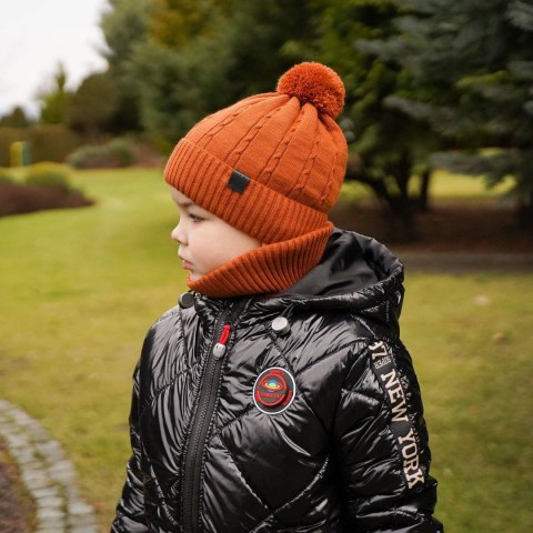 Komplet zimowy dla chłopca: czapka z pomponem i szalik komin brązowy Deny Komplet zimowy dla chłopca: czapka z pomponem i szalik komin brązowy Deny