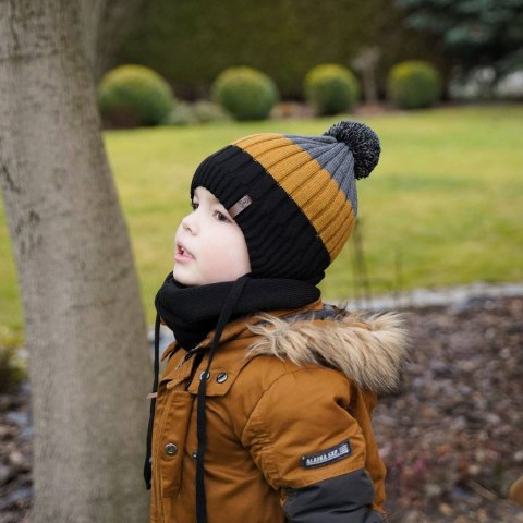 Komplet zimowy dla chłopca: czapka z pomponem i komin granatowy Hary Komplet zimowy dla chłopca: czapka z pomponem i komin granatowy Hary
