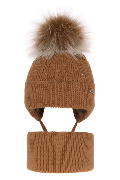 Czapka i komin dla dziewczynki zimowy komplet, camelowy, z pomponem, wiązany Kornela Czapka i komin dla dziewczynki zimowy komplet, camelowy, z pomponem, wiązany Kornela
