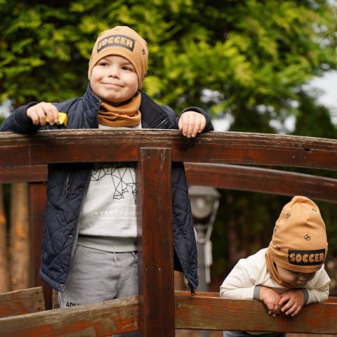 Komplet jesienny/ wiosenny dla chłopca: czapka i komin bawełniany khaki Soccer Komplet jesienny/ wiosenny dla chłopca: czapka i komin bawełniany khaki Soccer