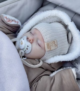 Czapka jesienna, wiosenna dla chłopca, kremowa, wiązana Gomit