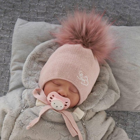 Czapka zimowa dla dziewczynki, różowa, z pomponem, wiązana Tessa Czapka zimowa dla dziewczynki, różowa, z pomponem, wiązana Tessa