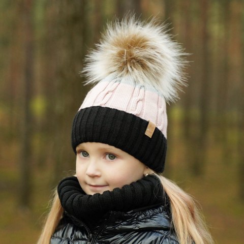 Komplet zimowy dla dziewczynki: czapka i komin czarny z pomponem Karmelita Komplet zimowy dla dziewczynki: czapka i komin czarny z pomponem Karmelita