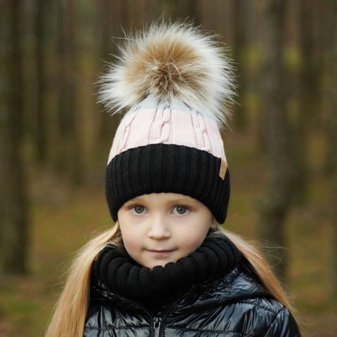 Komplet zimowy dla dziewczynki: czapka i komin różowy z pomponem Karmelita Komplet zimowy dla dziewczynki: czapka i komin różowy z pomponem Karmelita