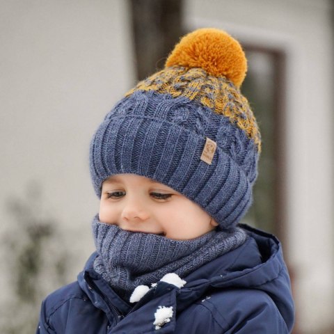 Komplet zimowy dla chłopca: czapka i komin brązowy z pomponem Travis Komplet zimowy dla chłopca: czapka i komin brązowy z pomponem Travis