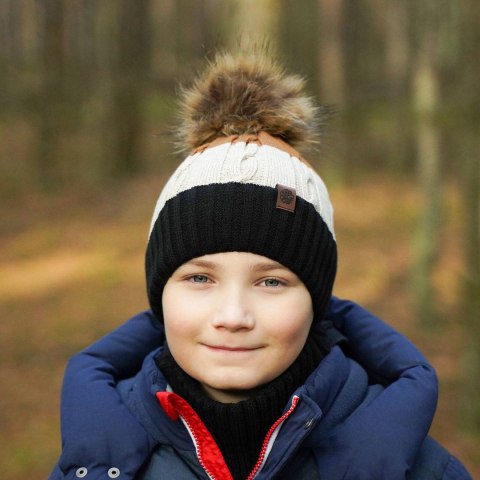 Komplet zimowy dla chłopca: czapka i komin czarny z pomponem Karmel