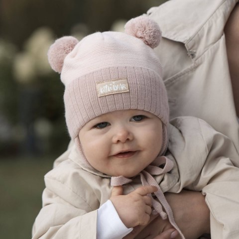 Czapka jesienna, wiosenna dla dziewczynki, beżowa, z dwoma pomponami, wiązana Karotka Czapka jesienna, wiosenna dla dziewczynki, beżowa, z dwoma pomponami, wiązana Karotka