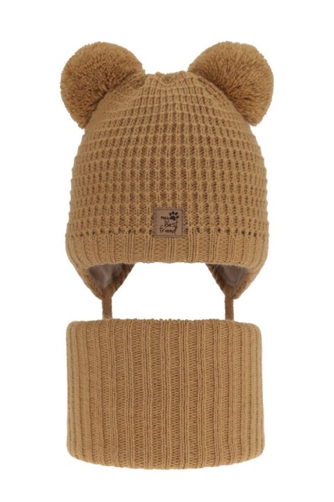 Komplet zimowy dla chłopca: czapka z dwoma pomponami i komin w kolorze camel Krispi Komplet zimowy dla chłopca: czapka z dwoma pomponami i komin w kolorze camel Krispi