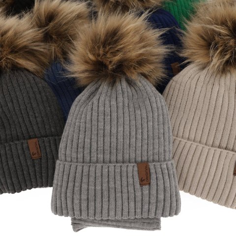 Komplet zimowy dla chłopca: czapka z pomponem i komin w kolorze camel Onyks Komplet zimowy dla chłopca: czapka z pomponem i komin w kolorze camel Onyks