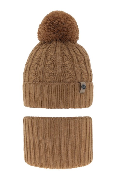 Komplet zimowy dla chłopca: czapka z pomponem i komin w kolorze camel Almond Komplet zimowy dla chłopca: czapka z pomponem i komin w kolorze camel Almond