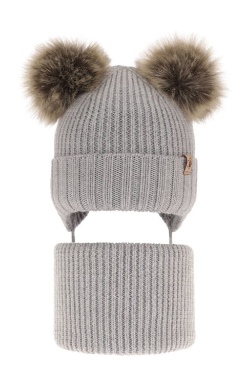 Czapka i komin dla dziewczynki zimowy komplet, szary, wiązany, 100% wełniany merino, z dwoma pomponami Silvia Czapka i komin dla dziewczynki zimowy komplet, szary, wiązany, 100% wełniany merino, z dwoma pomponami Silvia