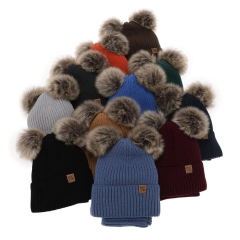 Komplet zimowy dla chłopca: czapka z dwoma pomponami i komin w kolorze camel Oxford Komplet zimowy dla chłopca: czapka z dwoma pomponami i komin w kolorze camel Oxford
